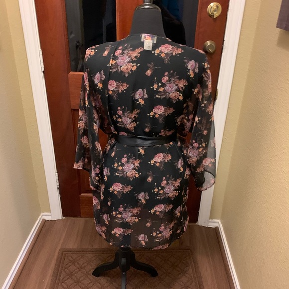 Black mini robe with colorful flowers - Picture 2 of 4